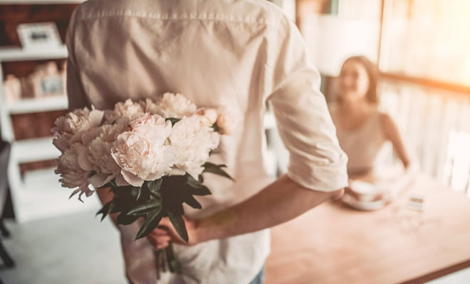 Armastus suhtes: mees kingib naisele lilli