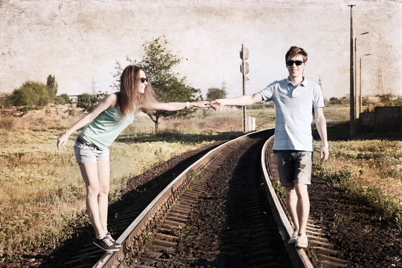Armastusest suhtes: armas paarike koos raudteel